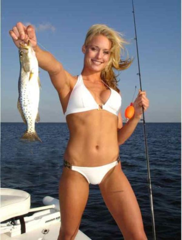 girls-fishing-bikini-32